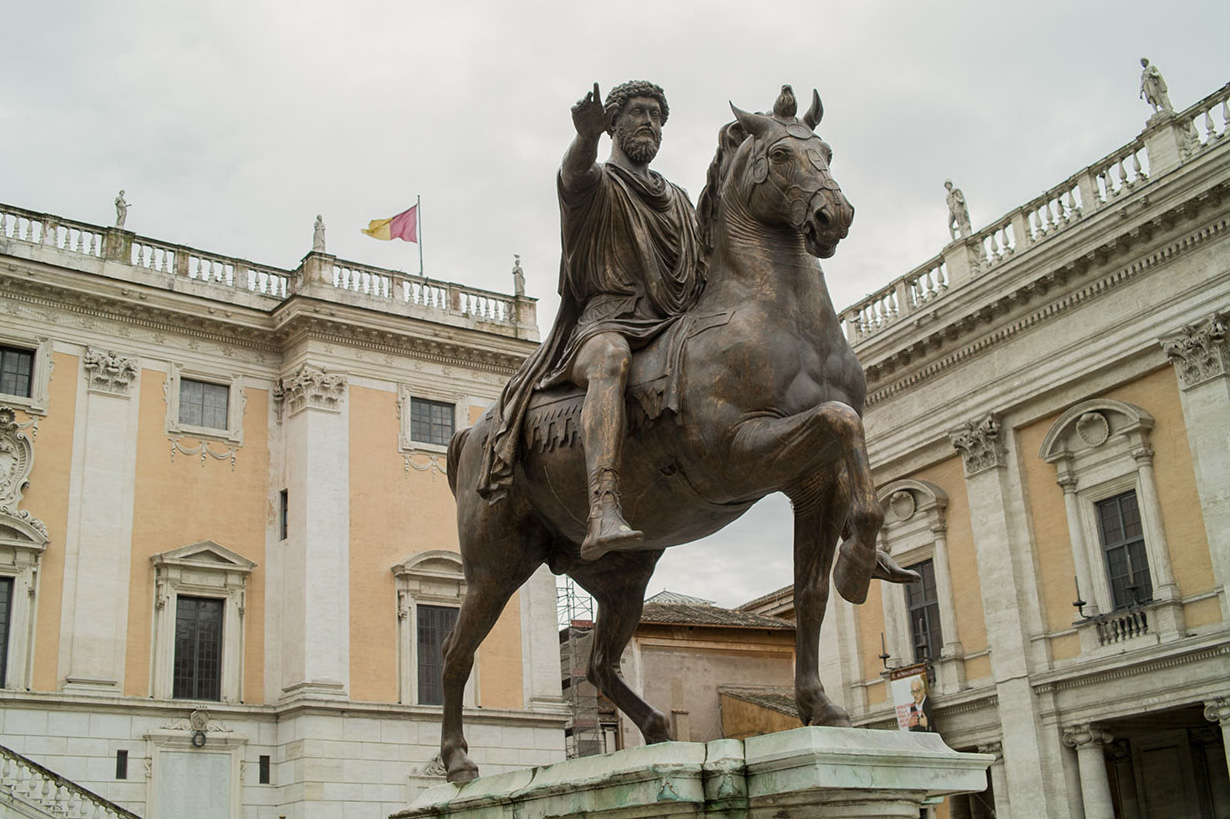 фото конной статуи Марка Аврелия в Риме