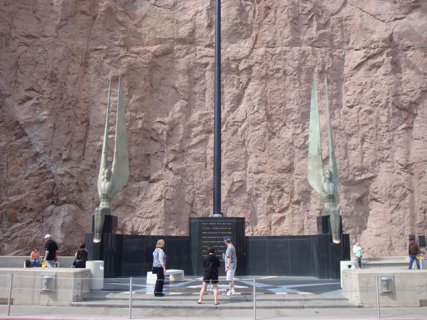 фото памятника погибшим во время строительства плотины Гувера