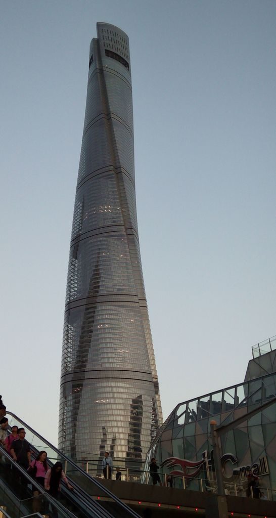 фото вида снизу на Шанхайскую башню