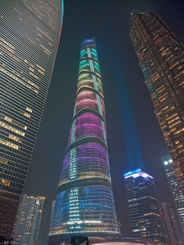 подсветка Шанхайской башни в Китае фотография