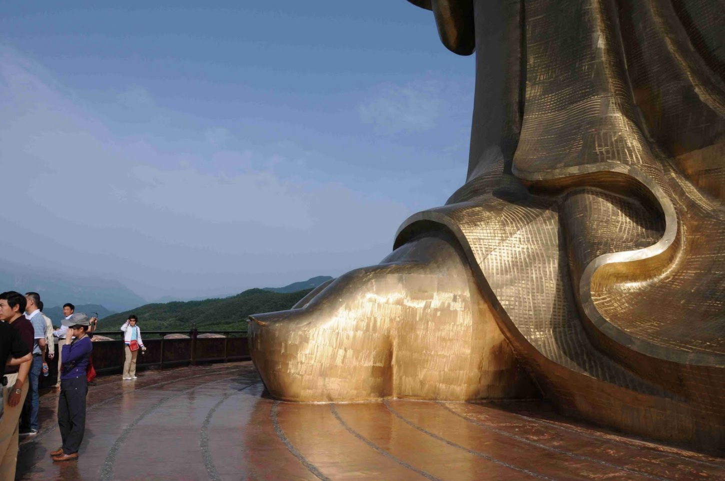 статуя Будда Весеннего храма вид вблизи фото