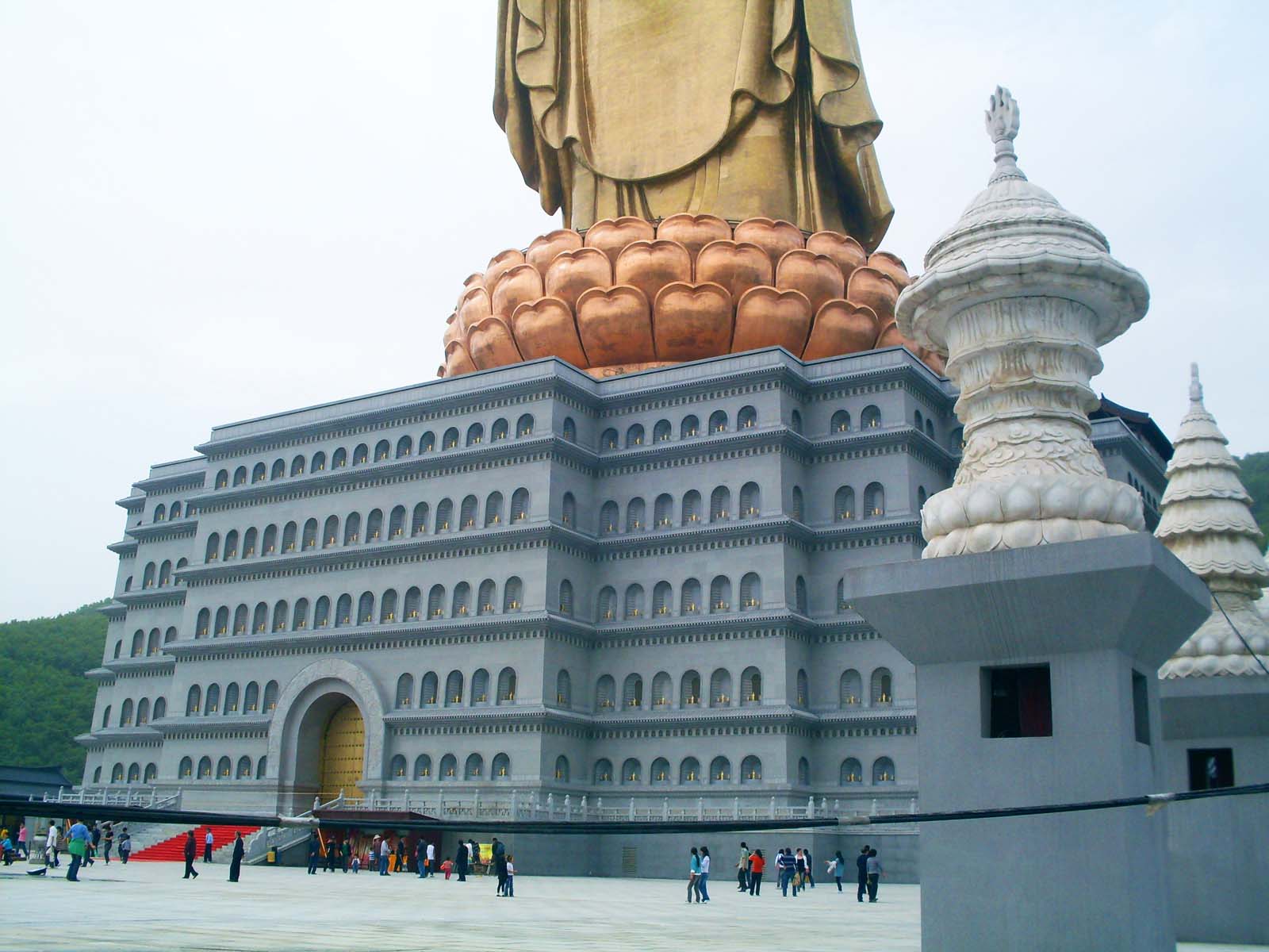 нижняя часть статуи Будды Весеннего Храма фотография
