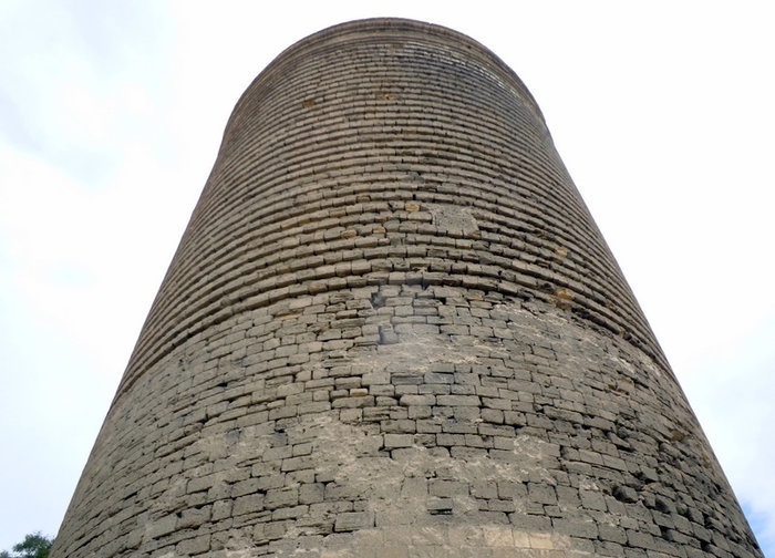 вид снизу на Девичью башню в Баку фотография