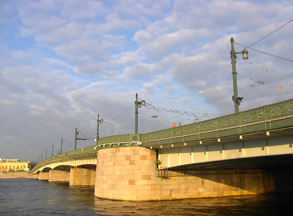 фото вида снизу на Литейный мост в СПб