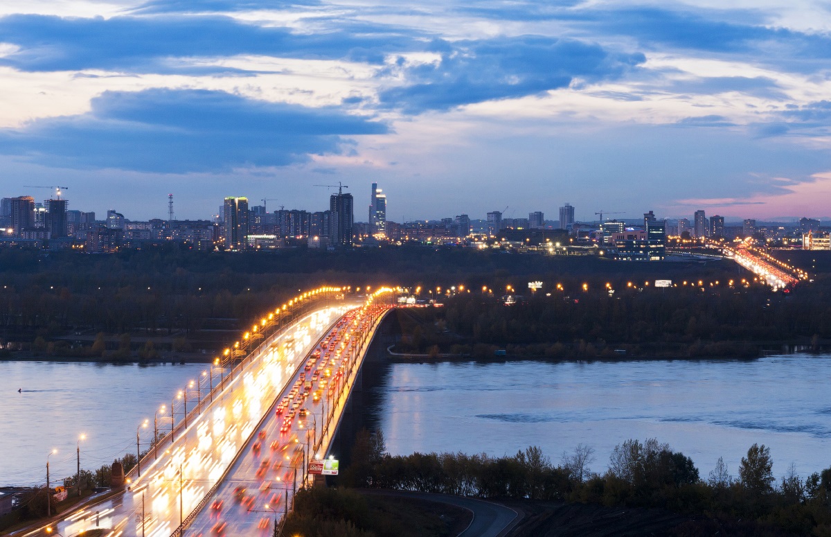 вид на Октябрьский мост в Красноярске вечером фотография