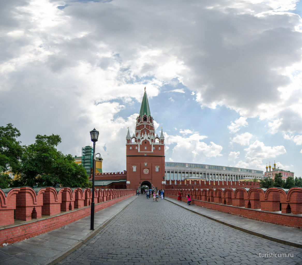вид на Троицкую башню Кремля фотография
