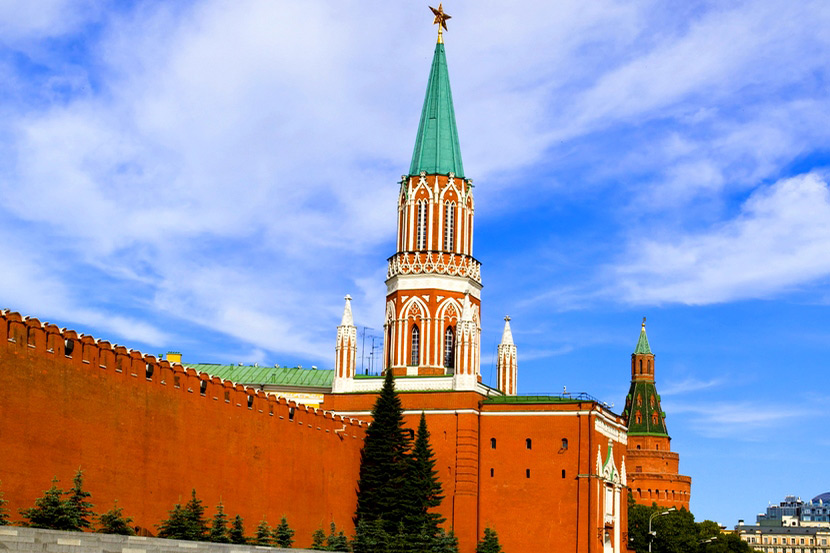 Никольскя башня и кремлевская стена фотография