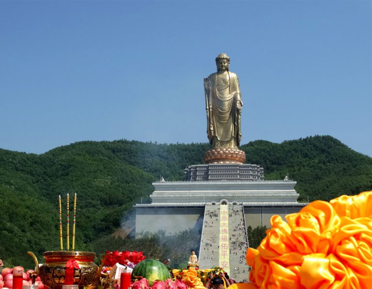 Статуя будды весеннего храма в китае фото