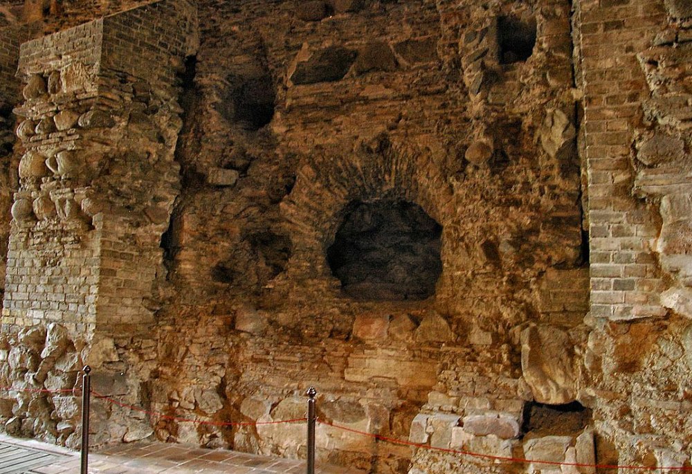 Кирпично-каменная стена изнутри