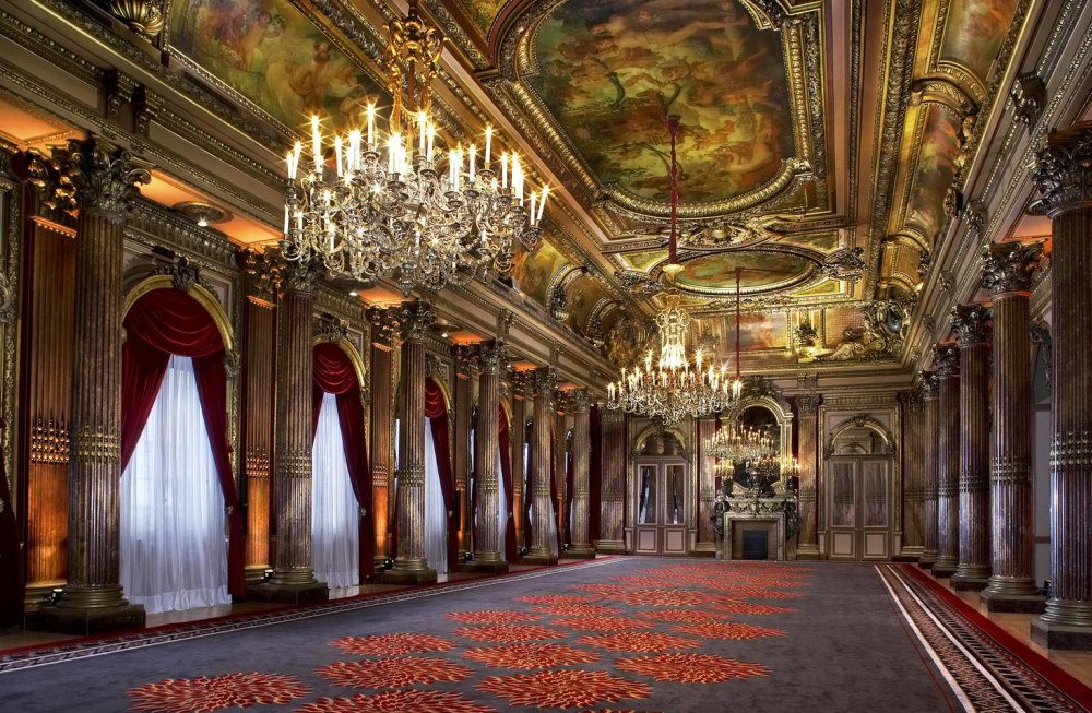 Зал Луврского дворца