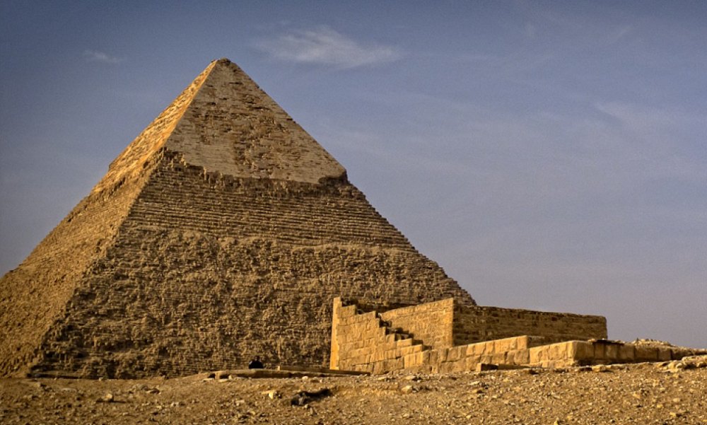 В Гатчинском районе дачники построили 500-тонную копию пирамиды Хеопса
