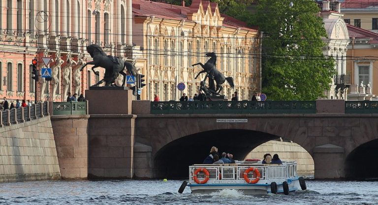 Аничков мост в санкт петербурге фото с конями