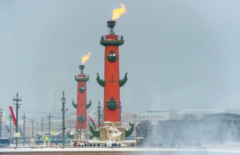Ростральные колонны санкт петербург фото с огнем