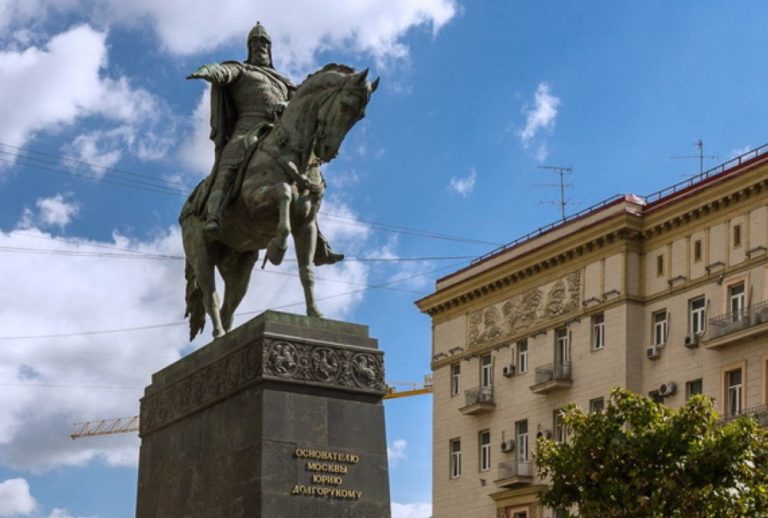 Памятник долгорукому в москве фото