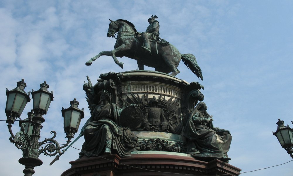 Статуя опирается только на задние ноги коня