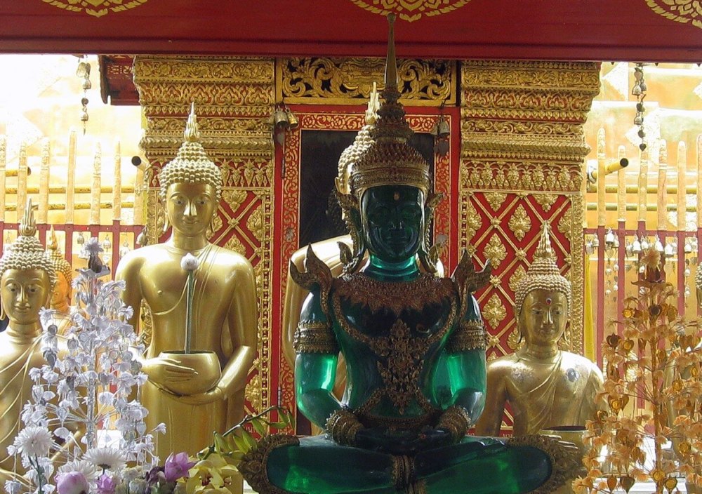 Статуя Изумрудного Будды выточена из нефрита