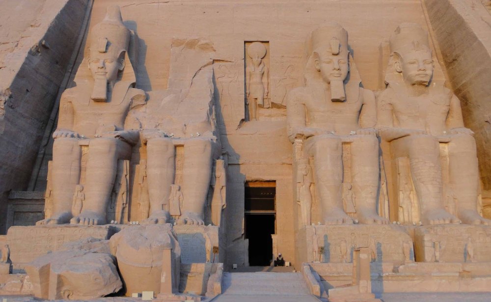 Абу-Симбел: 4 огромные статуи