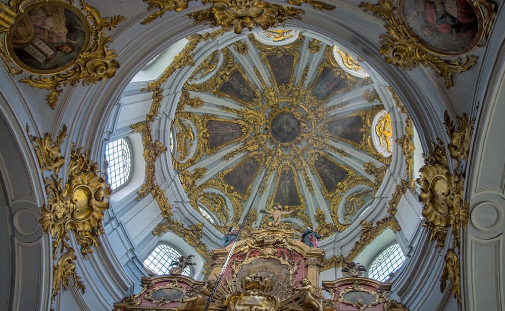 Центральный купол и потолок церкви украшены росписями