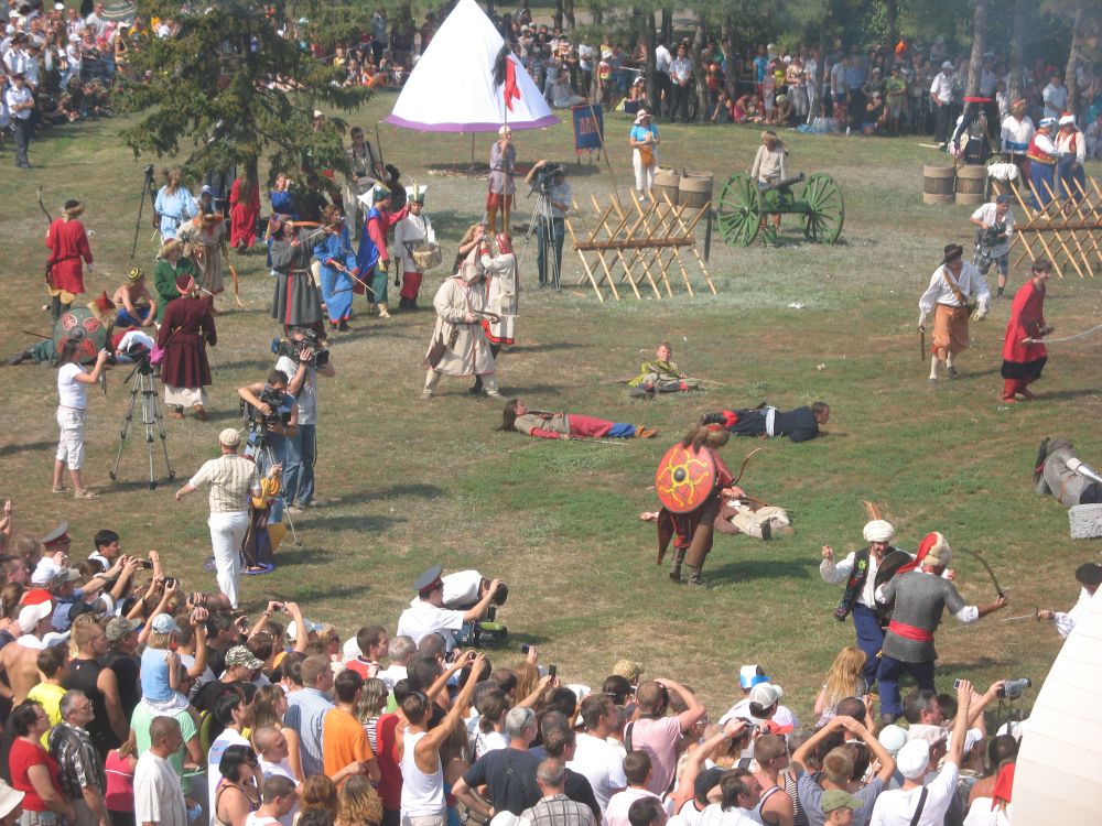 Ежегодно проводится фестиваль «Азовское сидение»