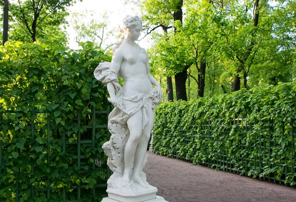 Сад украшают 200 скульптур