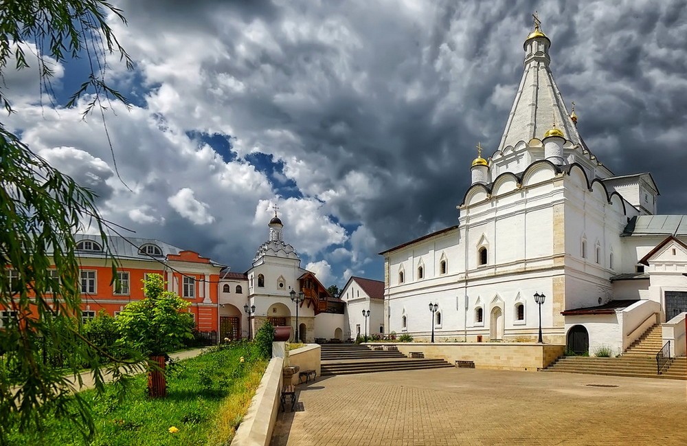 Владычный монастырь в Серпухове, территория