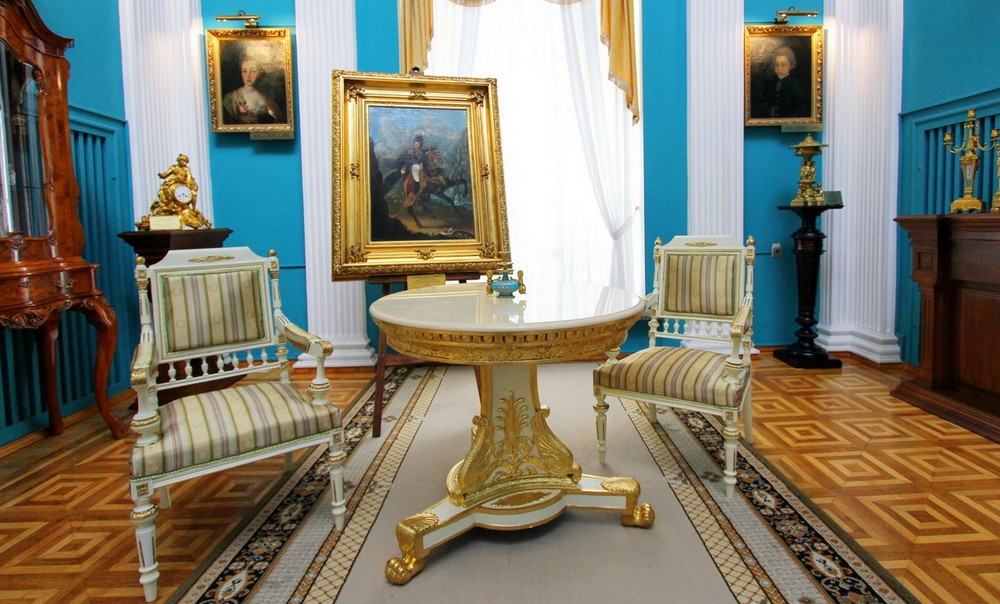Интерьеры дворца представлены в музее